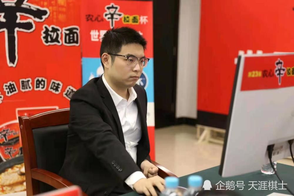 CJ (Ella Jordan扮演)是一个高度严重的女商人，在Versa公司从事她公司汗青上最年夜的一笔买卖。凯西(吉米·库斯特斯饰)是一个懒惰的懒汉，老是向他的哥哥罗伊(炮手威利斯饰)蹭来蹭往。当凯西往Versa公司口试时，他只是为了有资历申请掉业布施金，m.ysgou.cc成果他和她换了工作。此刻他必需与她的死敌丽莎(Kayte Giralt)，而她必需寻求一个意年夜利女孩(Erica Manni)凯西一向调情。